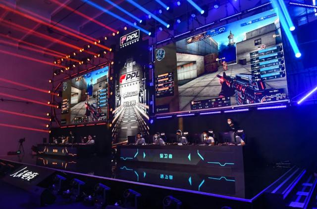 Doinb在泡芙直播间吃瓜：他们队友听不懂的战术我听懂了